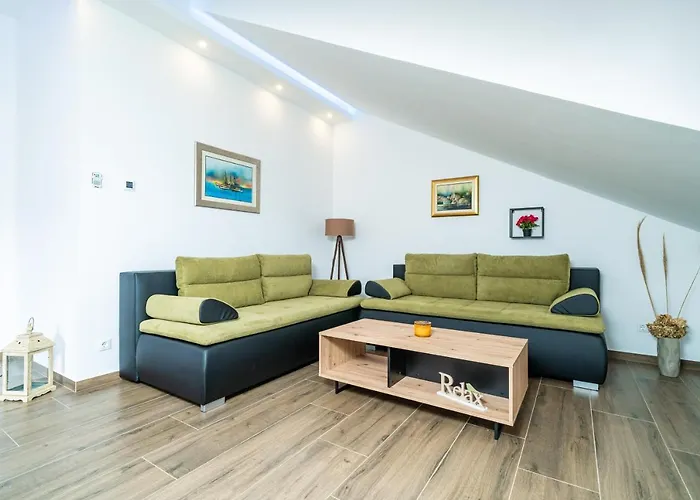 Veliki Dvoetazni Apartman S Parkingom