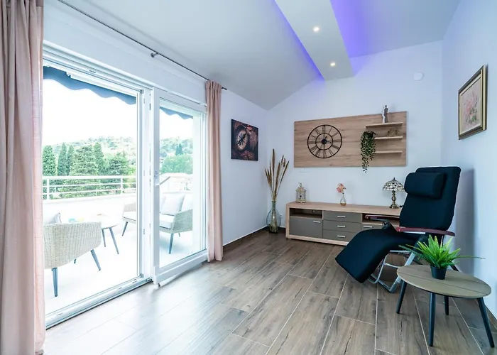 Veliki Dvoetazni Apartman S Parkingom