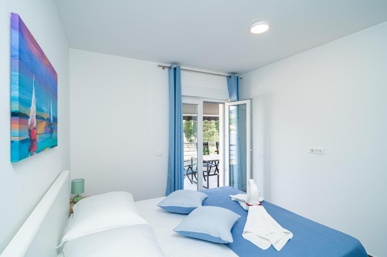 Veliki Dvoetazni S Parkingom Apartma