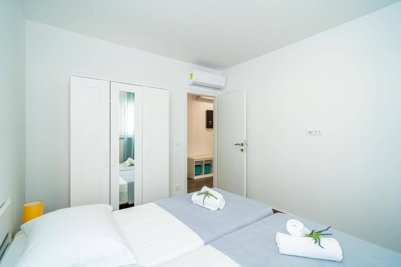 Veliki Dvoetazni S Parkingom Apartma