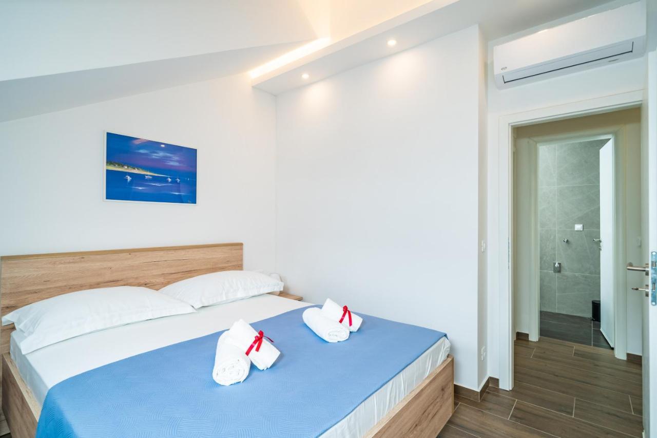 Veliki Dvoetazni S Parkingom Apartma
