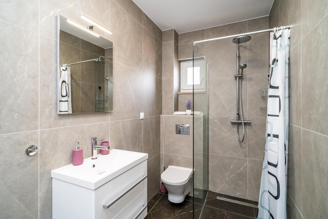 Veliki Dvoetazni S Parkingom Apartment