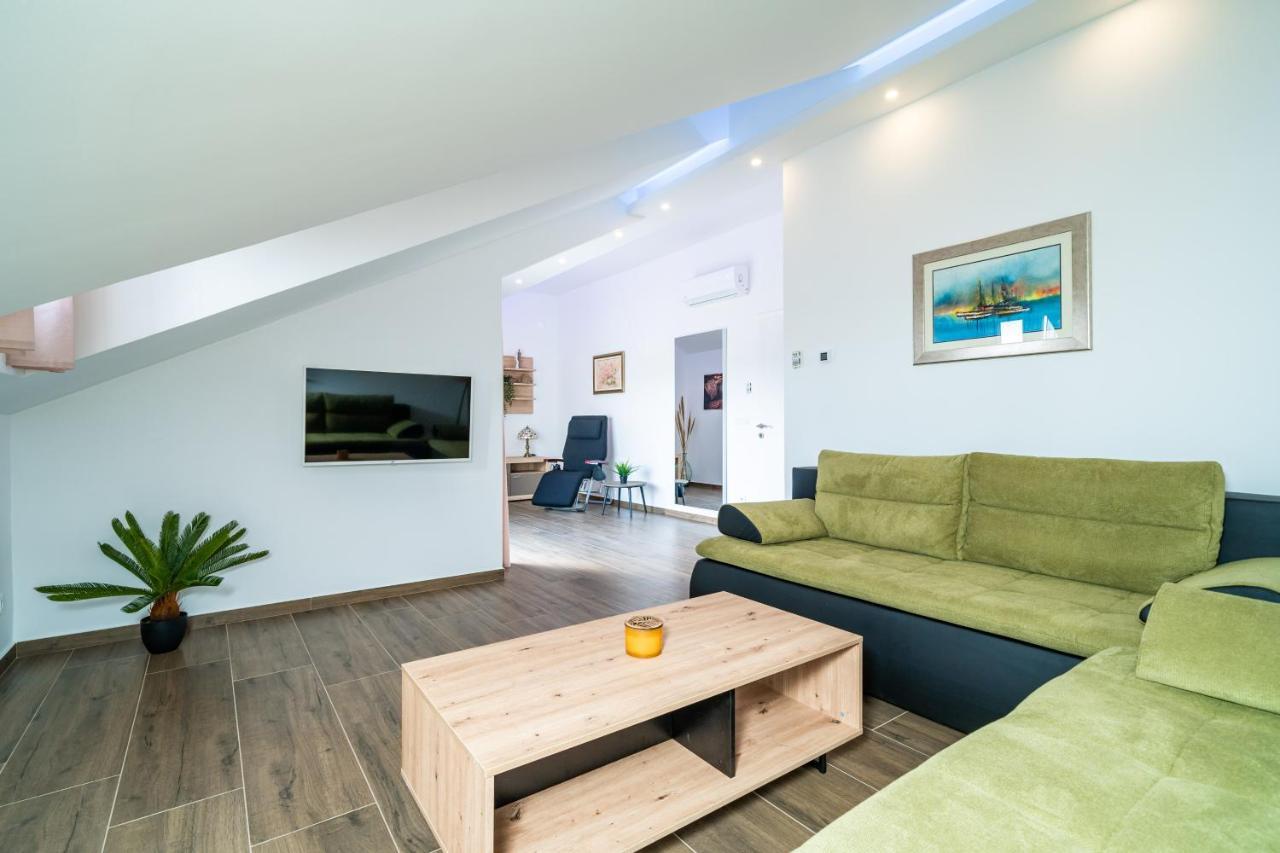 Veliki Dvoetazni S Parkingom Apartment *
