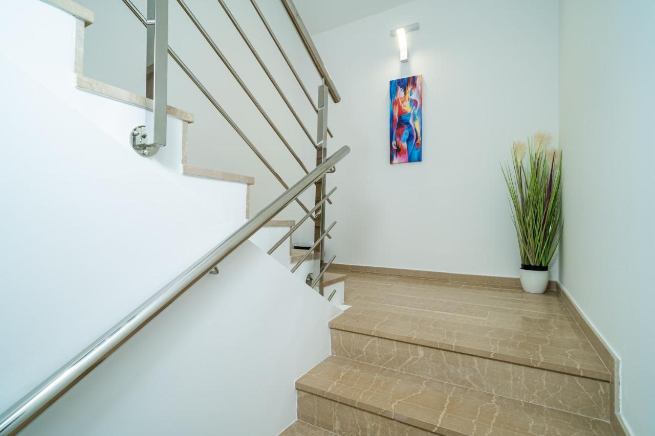 Veliki Dvoetazni S Parkingom Apartma *