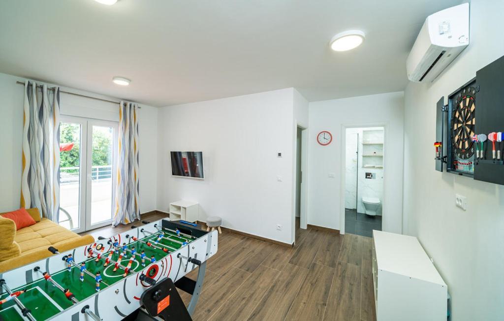 Veliki Dvoetazni S Parkingom Apartma