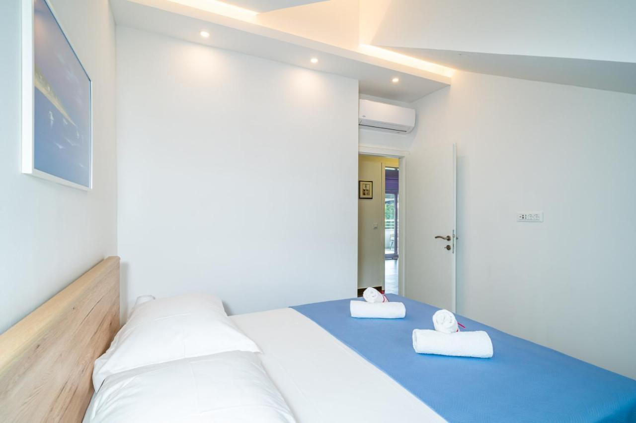 Veliki Dvoetazni S Parkingom Apartment